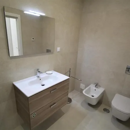 T1 Bellevue Terrace Apartment