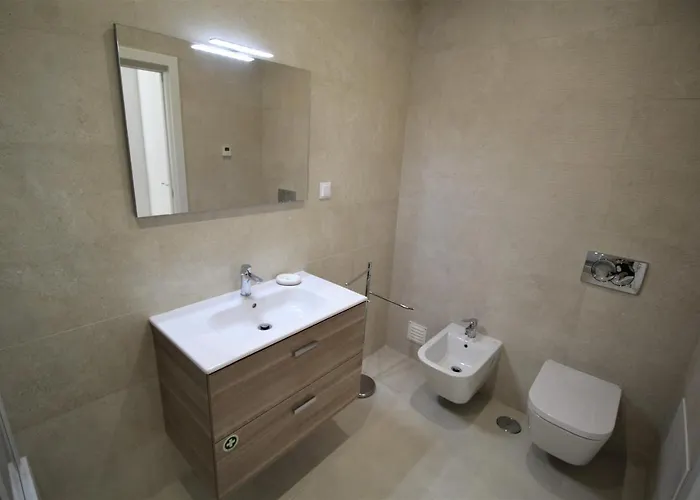 T1 Bellevue Terrace Apartment