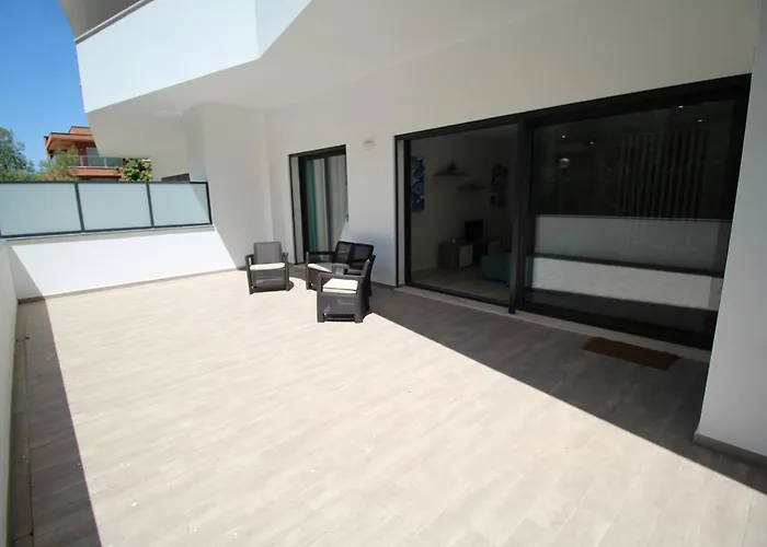 T1 Bellevue Terrace Apartment