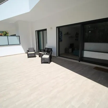 T1 Bellevue Terrace Apartment